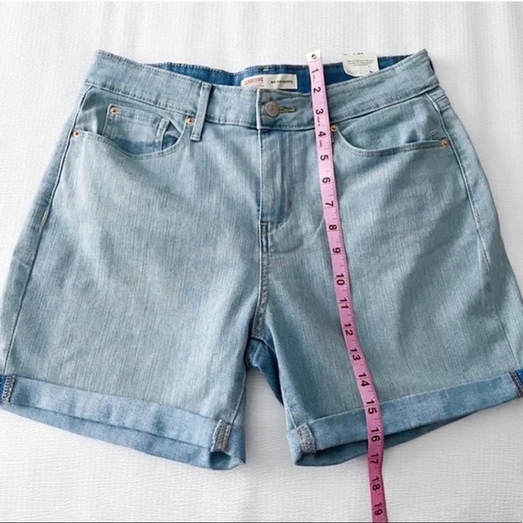 NWT Light Wash Mid Rise Shorts 29” Waist - Picture 10 of 12